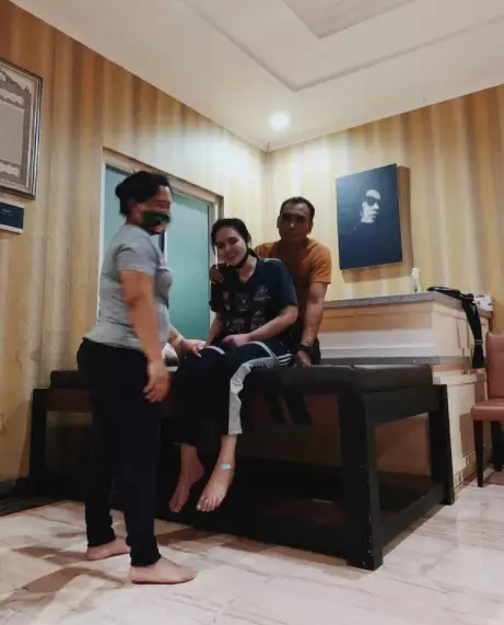 Laura Anna jalani perawatan © 2021 brilio.net Laura Anna jalani perawatan © 2021 brilio.net