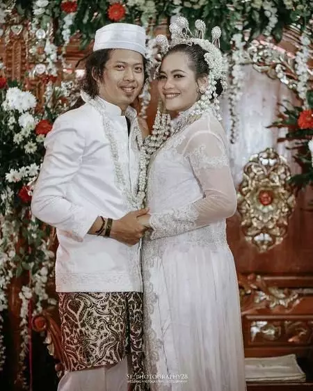 pedangdut ini menikah dengan adat Jawa © Instagram