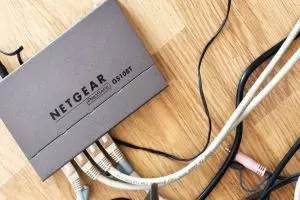 7 Cara perkuat sinyal WiFi, jauhkan router dari perangkat elektronik