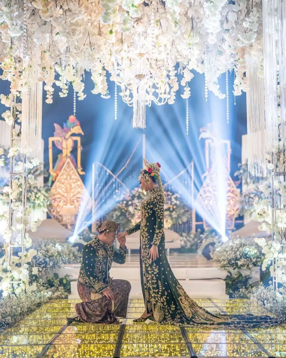 Detail busana pengantin Danang dan Nura Instagram