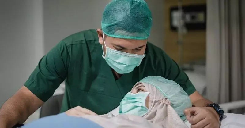 momen persalinan anak pertama Kesha Ratuliu © Instagram