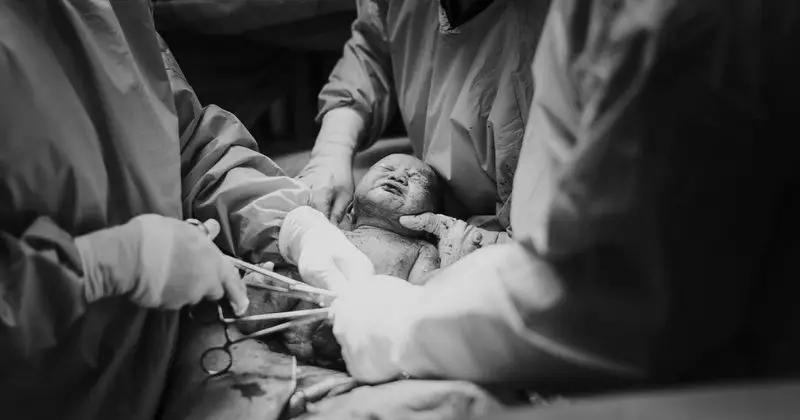 momen persalinan anak pertama Kesha Ratuliu © Instagram