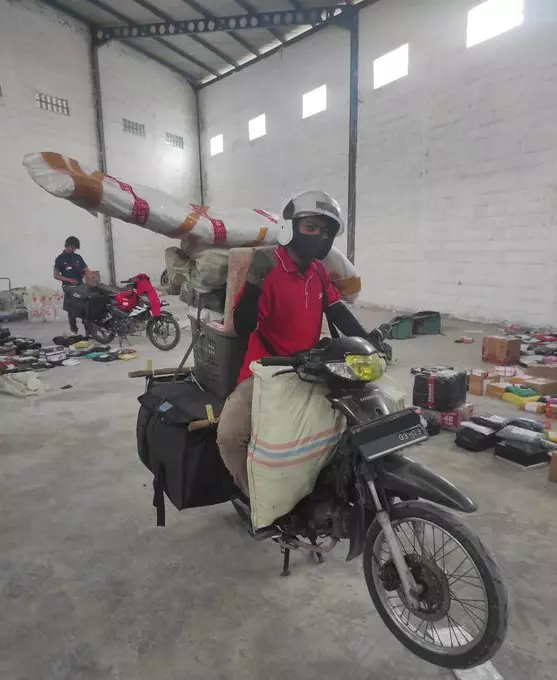 cara bungkus paket malah nyeleneh banget © 2021 twitter.com