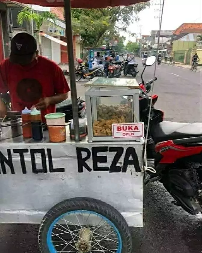 tulisan di warung malah jadi lucu © 2021 twitter.com