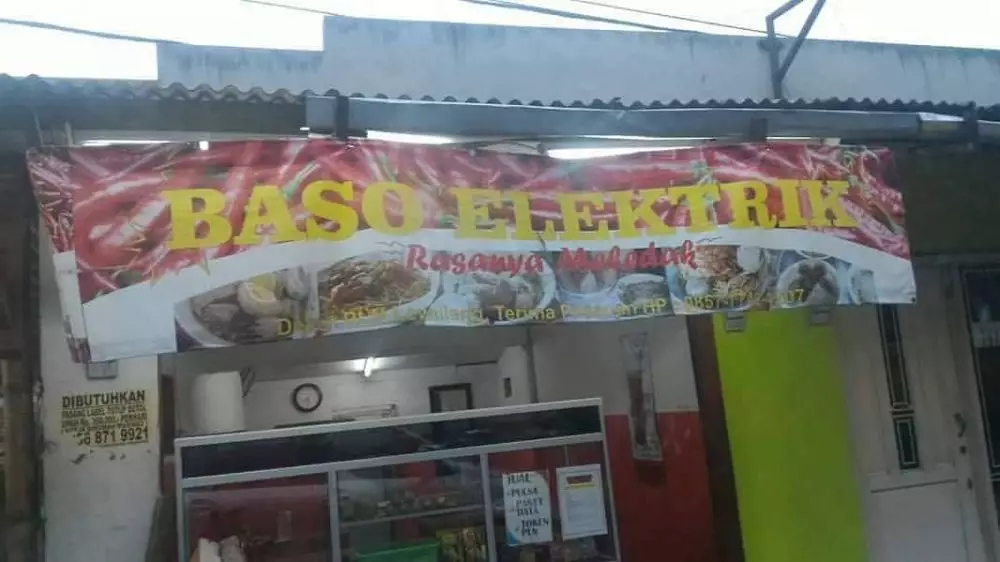 tulisan di warung malah jadi lucu © 2021 twitter.com
