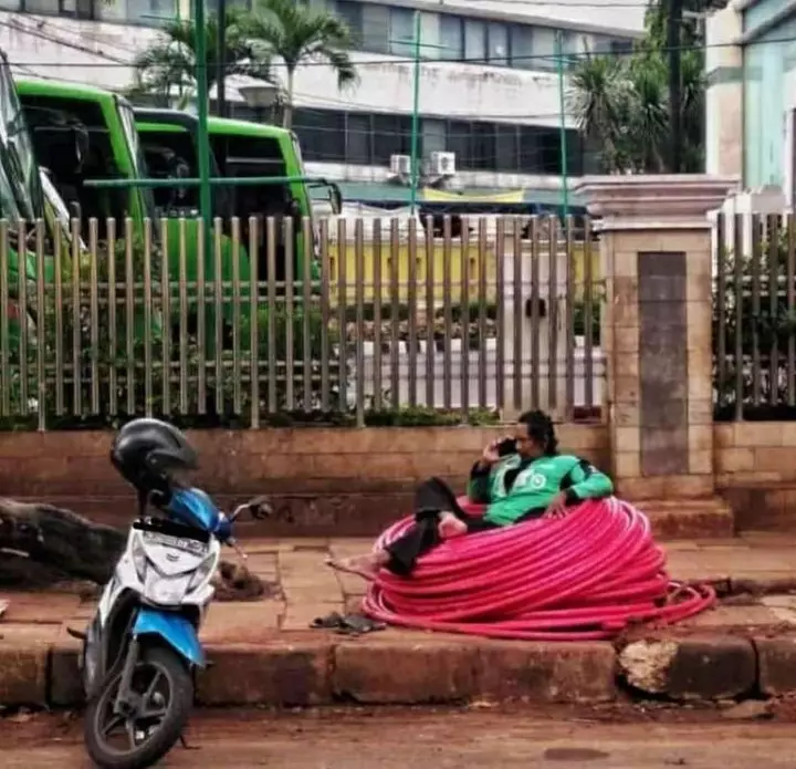 driver ojek online istirahat pas narik © 2021 instagram.com driver ojek online istirahat pas narik © 2021 instagram.com