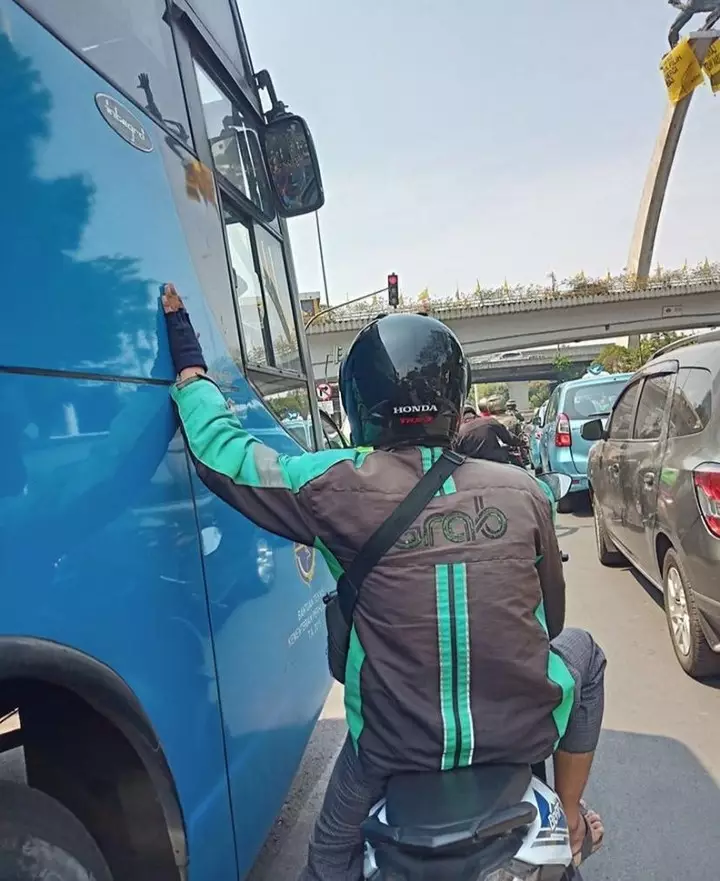 driver ojek online istirahat pas narik © 2021 instagram.com driver ojek online istirahat pas narik © 2021 instagram.com