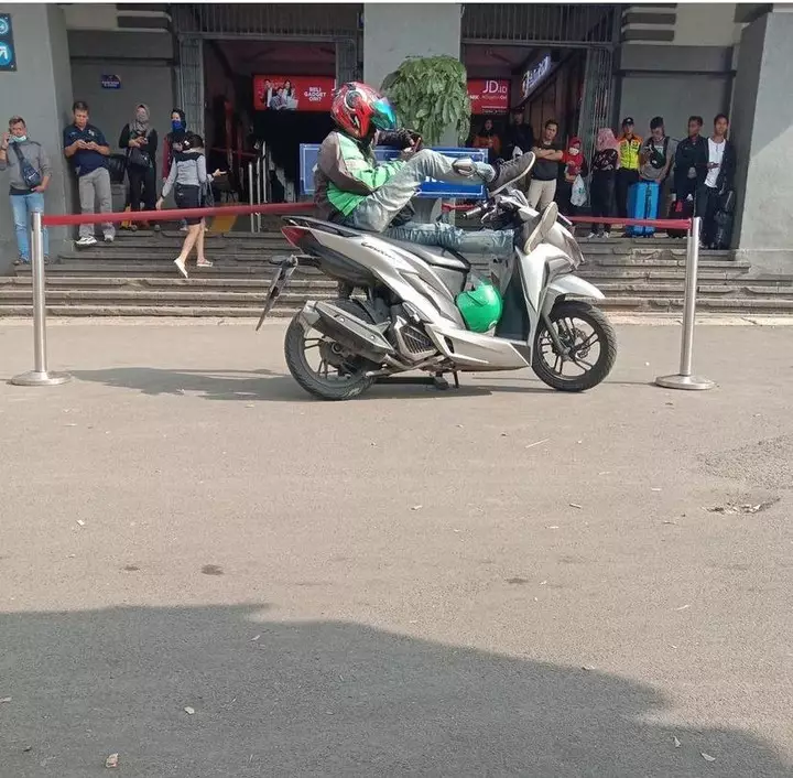 driver ojek online istirahat pas narik © 2021 instagram.com driver ojek online istirahat pas narik © 2021 instagram.com