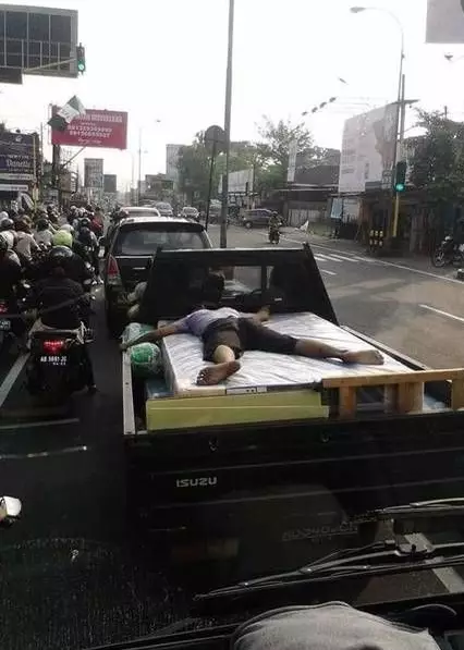 momen rebahan di sembarang tempat ngakak © 2021 instagram.com momen rebahan di sembarang tempat ngakak © 2021 instagram.com