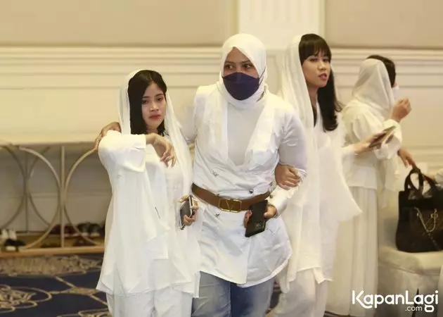 Penampilan Mayang dan Chika di pengajian 40 harian Vanessa Angel Instagram