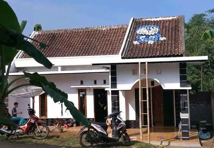 penampakan di atas genteng ngagetin © 2021 instagram.com