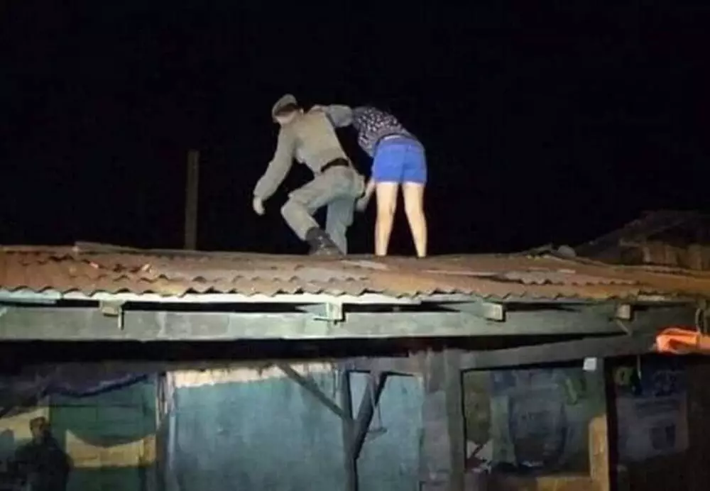 penampakan di atas genteng ngagetin © 2021 instagram.com