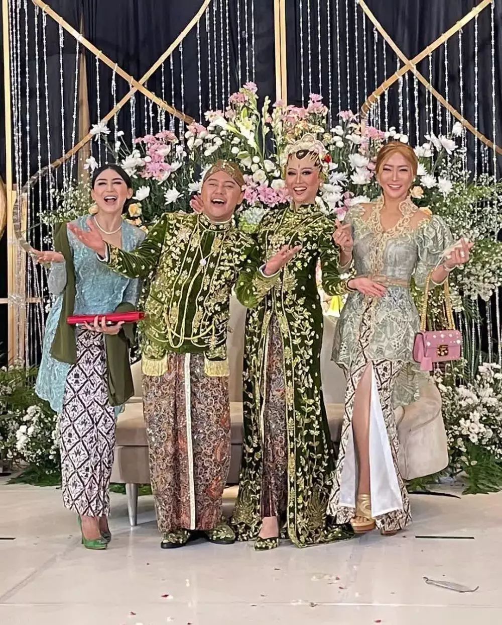 Mix and match outfit Inul saat kondangan Instagram