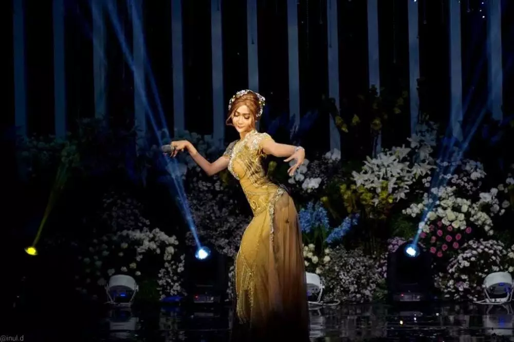 Mix and match outfit Inul saat kondangan Instagram