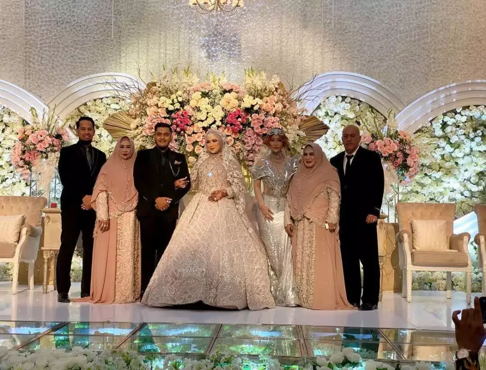 Mix and match outfit Inul saat kondangan Instagram