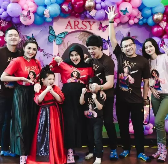 Momen ulang tahun Arsy ke-7 tahun © berbagai sumber