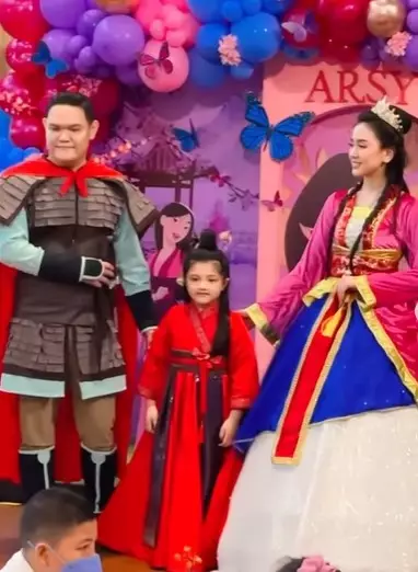 Momen ulang tahun Arsy ke-7 tahun © berbagai sumber