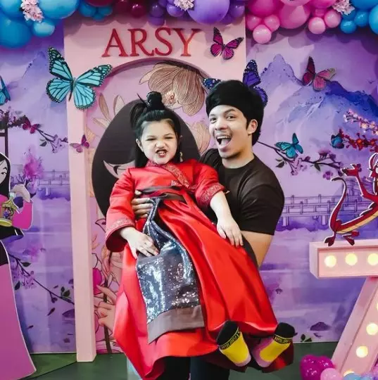Momen ulang tahun Arsy ke-7 tahun © berbagai sumber