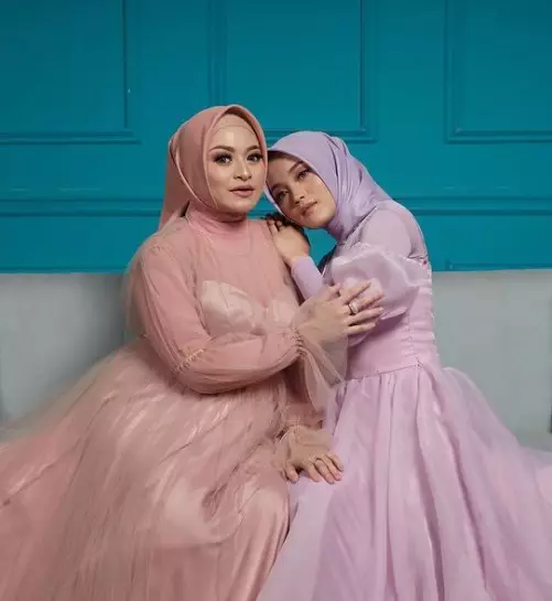 Momen pemotretan Nathalie Holscher dan Putri Delina © berbagai sumber