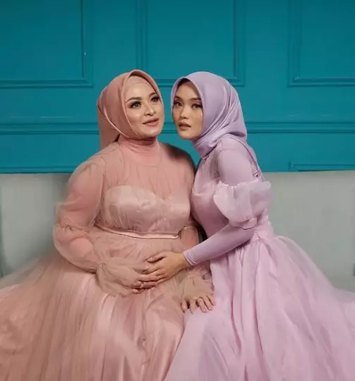 Momen pemotretan Nathalie Holscher dan Putri Delina © berbagai sumber