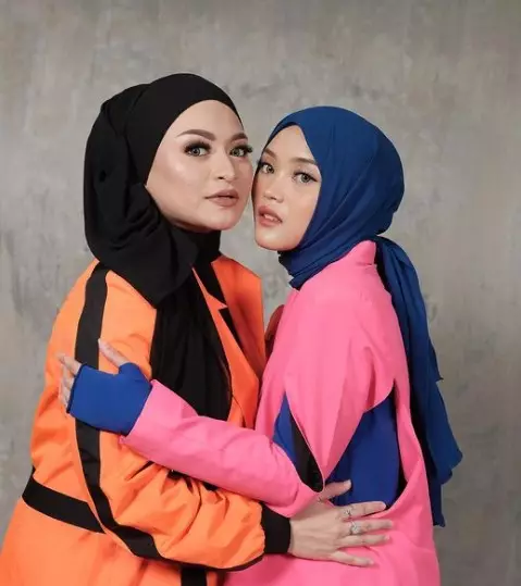 Momen pemotretan Nathalie Holscher dan Putri Delina © berbagai sumber