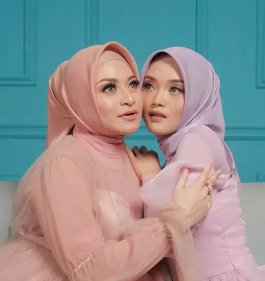 Momen pemotretan Nathalie Holscher dan Putri Delina © berbagai sumber