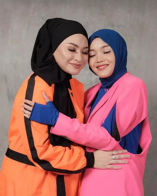 Momen pemotretan Nathalie Holscher dan Putri Delina © berbagai sumber