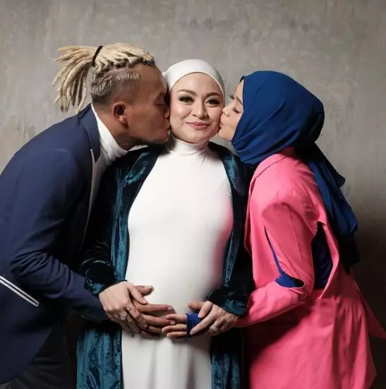 Momen pemotretan Nathalie Holscher dan Putri Delina © berbagai sumber