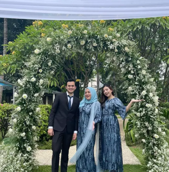 kedekatan Rizky Nazar dan ibu © 2021 brilio.net kedekatan Rizky Nazar dan ibu © 2021 brilio.net