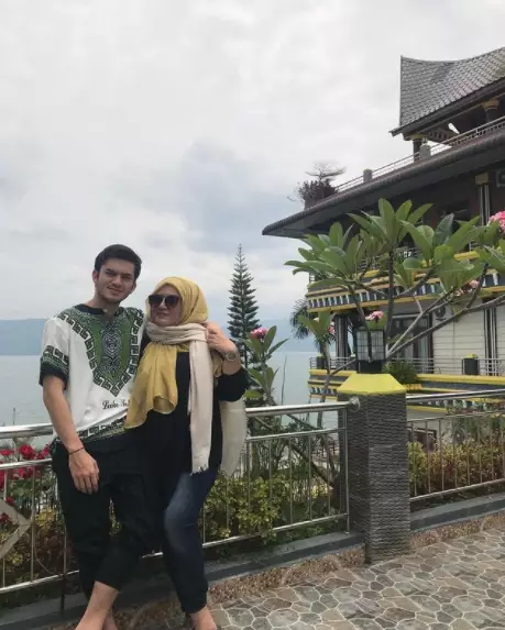 kedekatan Rizky Nazar dan ibu © 2021 brilio.net kedekatan Rizky Nazar dan ibu © 2021 brilio.net