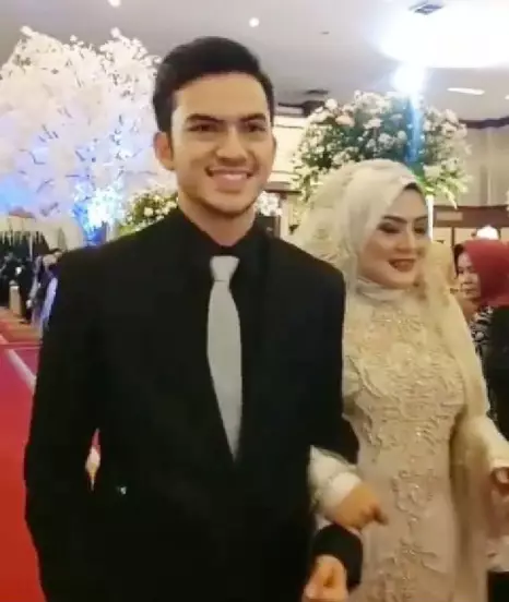 kedekatan Rizky Nazar dan ibu © 2021 brilio.net kedekatan Rizky Nazar dan ibu © 2021 brilio.net