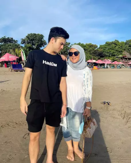 kedekatan Rizky Nazar dan ibu © 2021 brilio.net kedekatan Rizky Nazar dan ibu © 2021 brilio.net