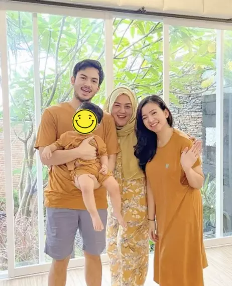 kedekatan Rizky Nazar dan ibu © 2021 brilio.net kedekatan Rizky Nazar dan ibu © 2021 brilio.net