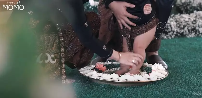 Potret mewahnya tedak siten anak kedua Momo Geisha © 2021 YouTube Potret mewahnya tedak siten anak kedua Momo Geisha © 2021 YouTube