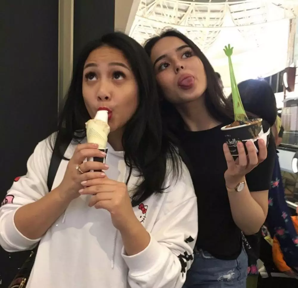 kenangan manis Laura Anna bareng rekan seleb © Instagram kenangan manis Laura Anna bareng rekan seleb © Instagram