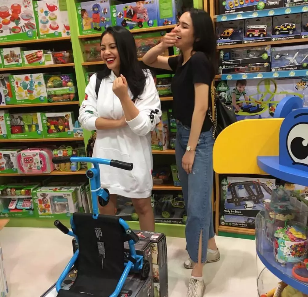 kenangan manis Laura Anna bareng rekan seleb © Instagram kenangan manis Laura Anna bareng rekan seleb © Instagram