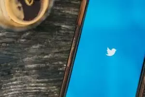 Fitur terbaru Twitter, tampilkan terjemahan otomatis saat nonton video