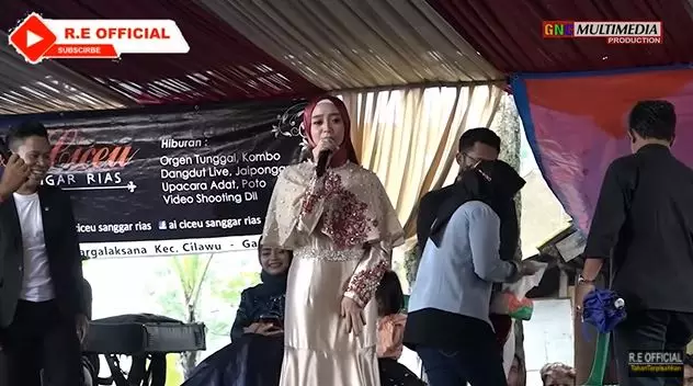 penyanyi manggung di acara hajatan kampung © berbagai sumber