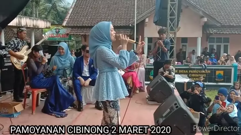 penyanyi manggung di acara hajatan kampung © berbagai sumber
