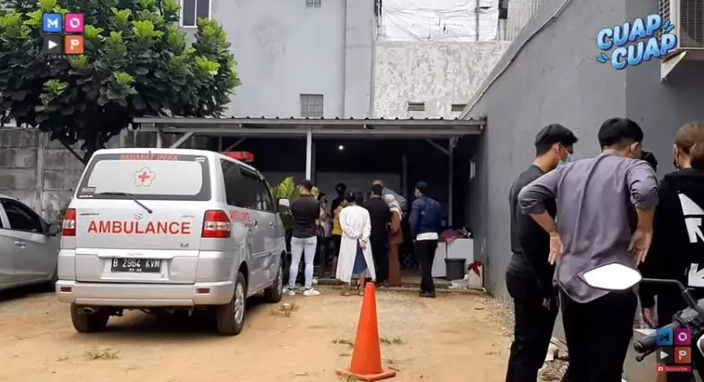 Potret suasana rumah duka Laura Anna © YouTube/MOP Channel