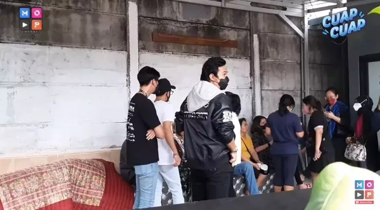 Potret suasana rumah duka Laura Anna © YouTube/MOP Channel