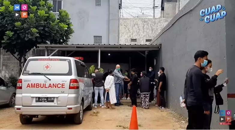 Potret suasana rumah duka Laura Anna © YouTube/MOP Channel