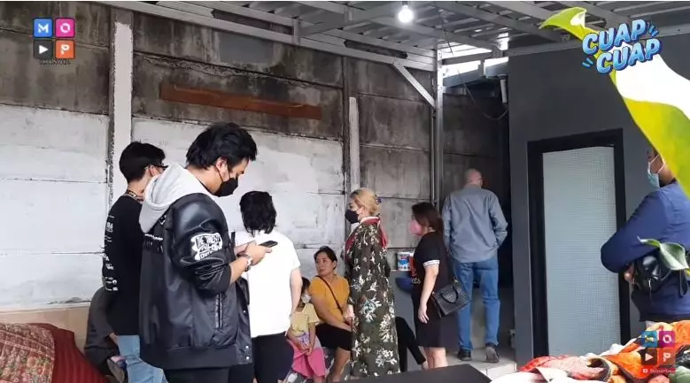 Potret suasana rumah duka Laura Anna © YouTube/MOP Channel