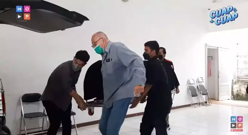 Potret suasana rumah duka Laura Anna © YouTube/MOP Channel