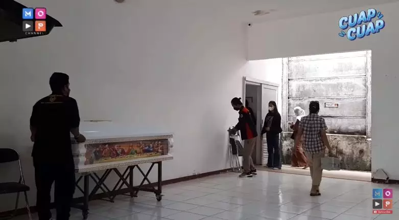 Potret suasana rumah duka Laura Anna © YouTube/MOP Channel