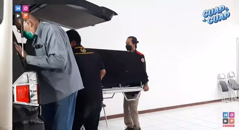 Potret suasana rumah duka Laura Anna © YouTube/MOP Channel