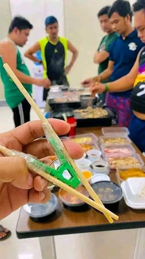 makan pakai sumpit tapi nyeleneh banget © 2021 1cak.com