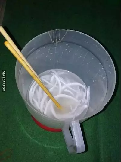 makan pakai sumpit tapi nyeleneh banget © 2021 1cak.com