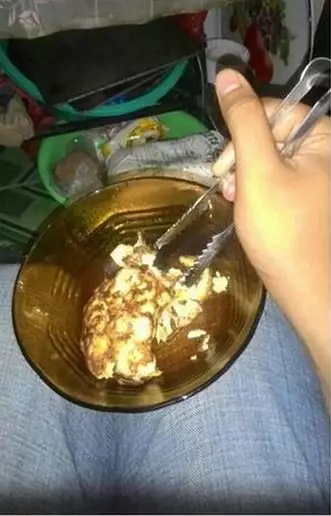 makan pakai sumpit tapi nyeleneh banget © 2021 1cak.com