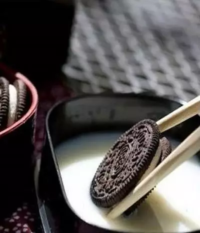 makan pakai sumpit tapi nyeleneh banget © 2021 1cak.com